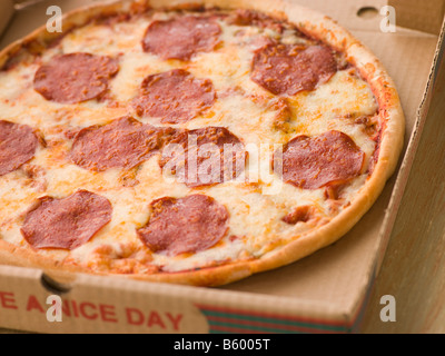 Salsiccia per Pizza Pizza in un Take Away Box Foto Stock