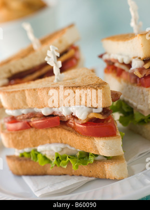 Tripla tostato Decker Club Sandwich con patate fritte Foto Stock