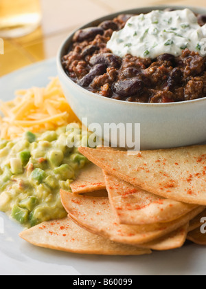 Ciotola di Chili con tortilla chips Foto Stock