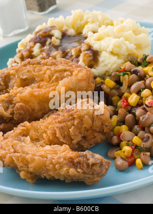 Southern Fried Chicken Wings con purè di patate e fagioli con sugo di carne Foto Stock