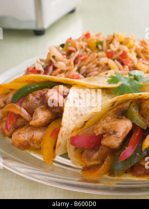 Chicken Fajita avvolge con Jambalaya Foto Stock