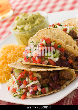 Carni bovine Tacos con insalata di formaggio e Guacamole Foto Stock