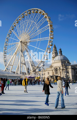 Winter Wonderland pista di pattinaggio su ghiaccio con grande ruota, Municipio giardini, Cardiff Wales, Regno Unito Foto Stock