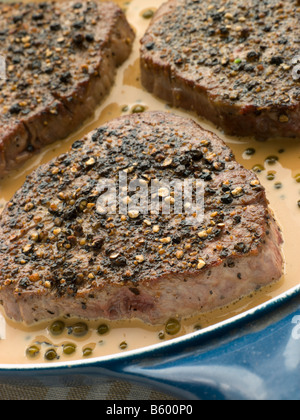 Il filet mignon au Poirve' in una padella fare rosolare Foto Stock