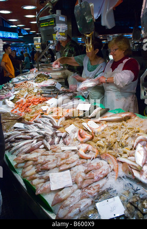 Pesce e frutti di mare si spegne al mercato La Boqueria a Barcellona Spagna Europa Foto Stock