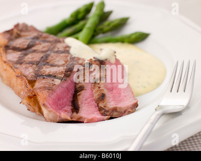 Bistecca Bearnaise con asparagi Spears Foto Stock