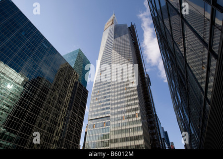 Visualizzare di nuovo la Bank of America Tower in costruzione presso uno Bryant Park sulla sesta Avenue, tra la 42th e la 43rd Street a New York STATI UNITI D'AMERICA Novembre 2008 Foto Stock