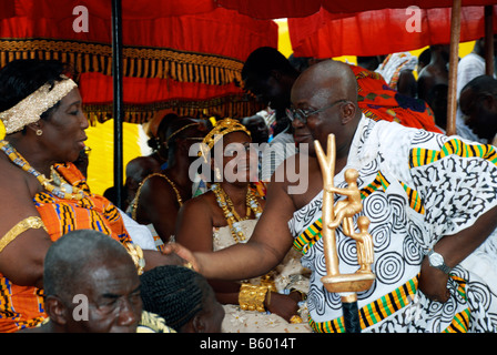 Nana Akufo-Addo il portabandiera del Partito patriottico nazionale del partito al governo del Ghana stringono le mani con un letto queen size Foto Stock