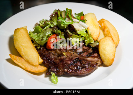 Chip di bistecca e insalata mista Foto Stock