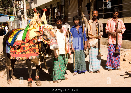 Musicisti itineranti e i loro mucca celebrare Sankranti - il kannada forma del nuovo anno. Foto Stock