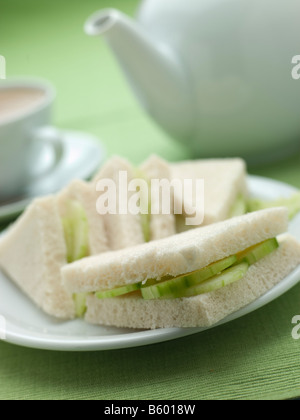 Sandwich al cetriolo sul pane bianco con il tè del pomeriggio Foto Stock