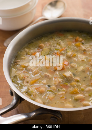 Agriturismo il pollo e la zuppa di verdure Foto Stock