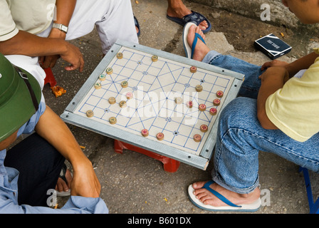 Gli uomini che giocano Xiangqi - cinese o di scacchi scacchi Vietnamita per le strade della città di Ho Chi Minh, Vietnam Foto Stock