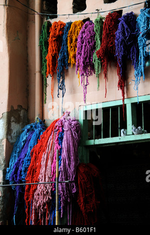 Fresco di lana tinta di essiccazione al Souk des Teinturiers (il souk dei tintori) nel nord della Medina a Marrakech marocco Foto Stock