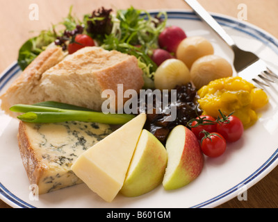 Stilton e maturare il Cheddar Plowman's Foto Stock