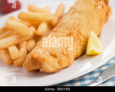 Pesce e patatine con limone e salsa di ketchup Foto Stock
