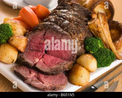 Costola arrosto occhio di carne bovina britannica con tutti i ritagli Foto Stock