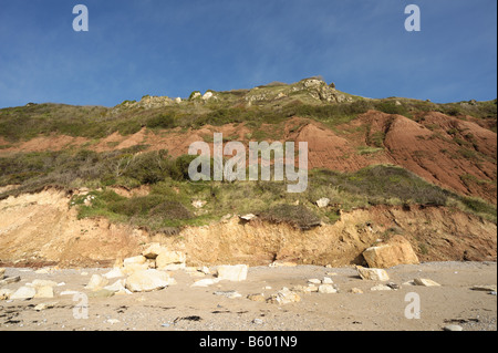 Sabbia rossa & affioramento di calcare sulle rupi costiere di Branscombe, East Devon Foto Stock