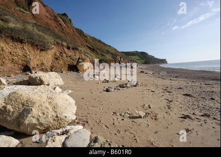 Vista lungo la spiaggia di ciottoli con un po' di sabbia a Branscombe East Devon Foto Stock