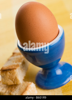 Uova sode in una tazza di uova con soldati tostato Foto Stock