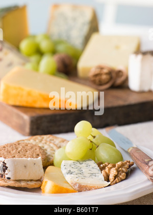 Piatto di formaggi e biscotti con una scheda di formaggio Foto Stock