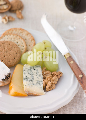 Piatto di formaggi e biscotti con un bicchiere di porto Foto Stock
