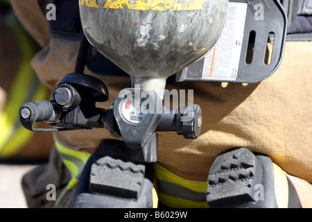 L'ossigeno aria valvola serbatoio che indica la quantità di aria in pressione a sinistra ancora nel serbatoio per la respirazione da un vigile del fuoco Foto Stock