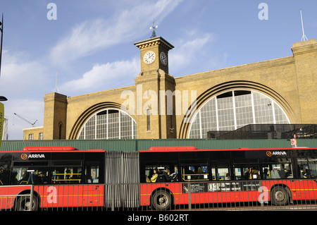 Bendy bus nella parte anteriore della stazione di King Cross Euston Road Camden Londra Inghilterra REGNO UNITO Foto Stock