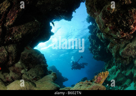 Scuba Diver entrando in una grotta, Mar Rosso Foto Stock