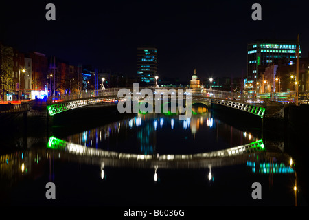 L'Ha'penny Bridge, Dublino, Irlanda sul Rivery Liffey Foto Stock