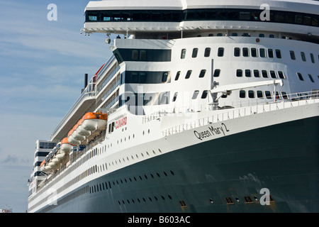 Una vista dettagliata del lato a tribordo della nave da crociera Queen Mary 2 presa dal lato anteriore. Foto Stock