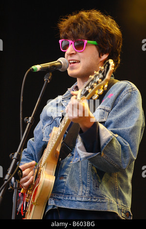 Vampire Weekend gruppo pop band cantante Ezra Koenig performing live sul palco di Glastonbury Festival Giugno 2008 Foto Stock