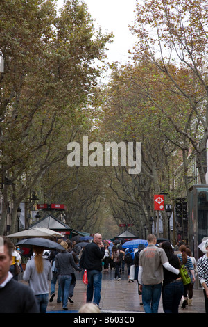 Il Ramblas di Barcellona Spagna turisti andando sul loro business Foto Stock