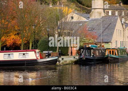 Il Rochdale Canal, che corre attraverso Hebden Bridge, Calderdale, West Yorkshire, Inghilterra, Regno Unito Foto Stock