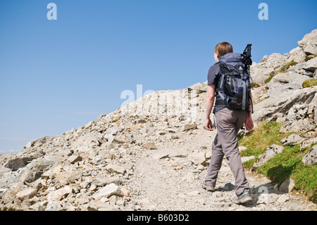 Femmina singolo escursionista escursioni rocky pony sentiero percorso verso il vertice del Ben Nevis, Britains più alta montagna, Lochaber, Scozia Foto Stock