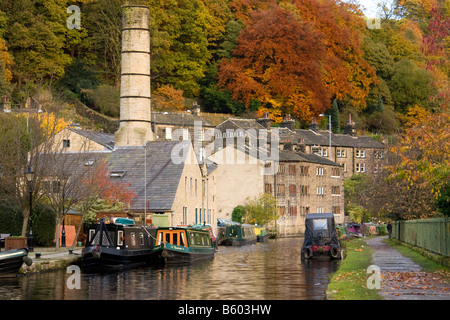 Il Rochdale Canal, che corre attraverso Hebden Bridge, Calderdale, West Yorkshire, Inghilterra, Regno Unito Foto Stock