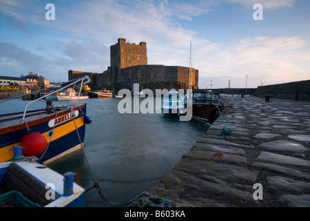 Immagine di panorama di Porto e Castello di Carrickfergus presso sunrise vicino a Belfast County Antrim Irlanda del Nord Regno Unito Foto Stock