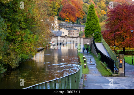 Il Rochdale Canal, che corre attraverso Hebden Bridge, Calderdale, West Yorkshire, Inghilterra, Regno Unito Foto Stock