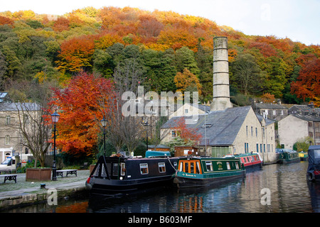 Il Rochdale Canal, che corre attraverso Hebden Bridge, Calderdale, West Yorkshire, Inghilterra, Regno Unito Foto Stock