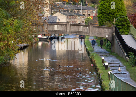 Il Rochdale Canal, che corre attraverso Hebden Bridge, Calderdale, West Yorkshire, Inghilterra, Regno Unito Foto Stock