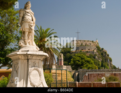 Statua di Schulenburg generale al di fuori della vecchia fortezza, Corfù Corfù, Grecia, Europa Foto Stock