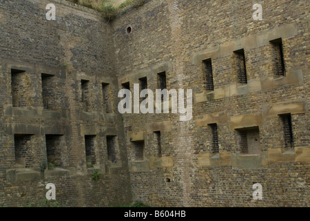 Punti di pistola attraverso la parete al drop redoubt fort in Dover Foto Stock