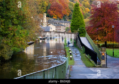 Il Rochdale Canal, che corre attraverso Hebden Bridge, Calderdale, West Yorkshire, Inghilterra, Regno Unito Foto Stock