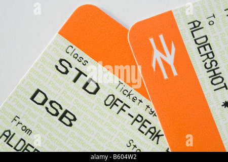 Rete di biglietti ferroviari per Standard off-peak giornata di viaggio biglietto di andata e ritorno per una persona disabile in viaggio. Inghilterra UK Gran Bretagna Foto Stock