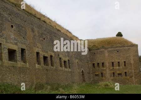 Punti di pistola e fossato asciutto al drop redoubt fort in Dover Foto Stock