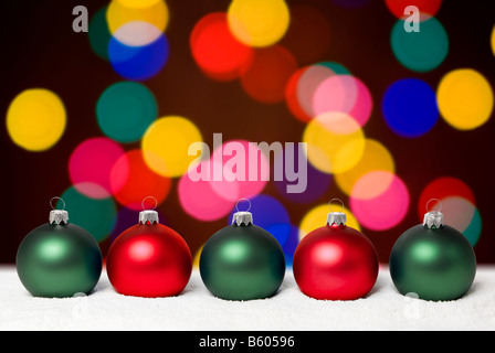 Le palle di Natale che giace sulla neve. Sfondo - christams colorate luci. aRGB. Foto Stock