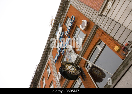 L'anello Happy House McDowells gioiellerie insegna al neon con coppie in viaggio di nozze su O'Connell Street a Dublino in Irlanda Foto Stock