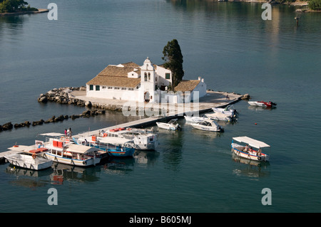 Il Vlacherna Monastery di Panayia, Pontikonissi, Kanoni, Corfù, Grecia, Europa Foto Stock