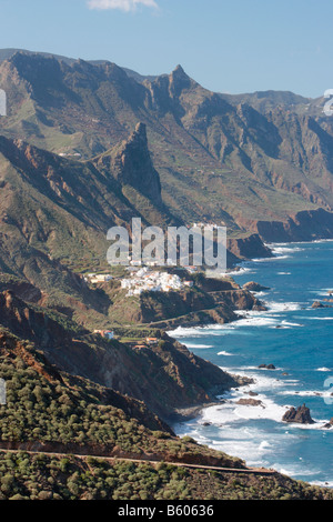 Almaciga villaggio nelle montagne di Anaga del Nord Tenerife.Taganana borgo appena visibile nella successiva baia a nord Foto Stock