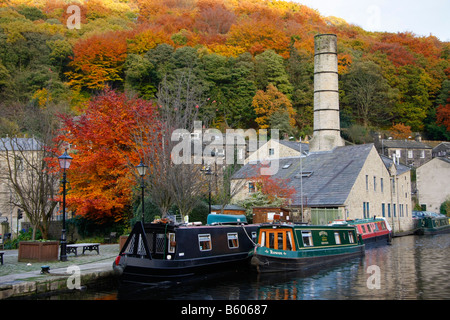 Il Rochdale Canal, che corre attraverso Hebden Bridge, Calderdale, West Yorkshire, Inghilterra, Regno Unito Foto Stock